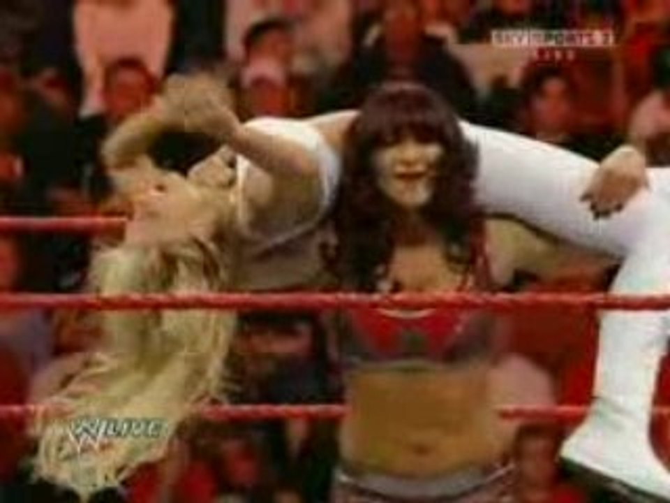 Raw 17.11 - Kelly Kelly vs Victoria