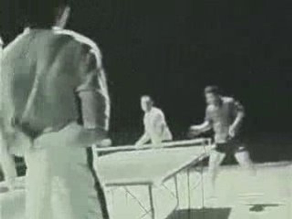 B2k0 montage bruce lee joue du ping pong avec un nunchaku