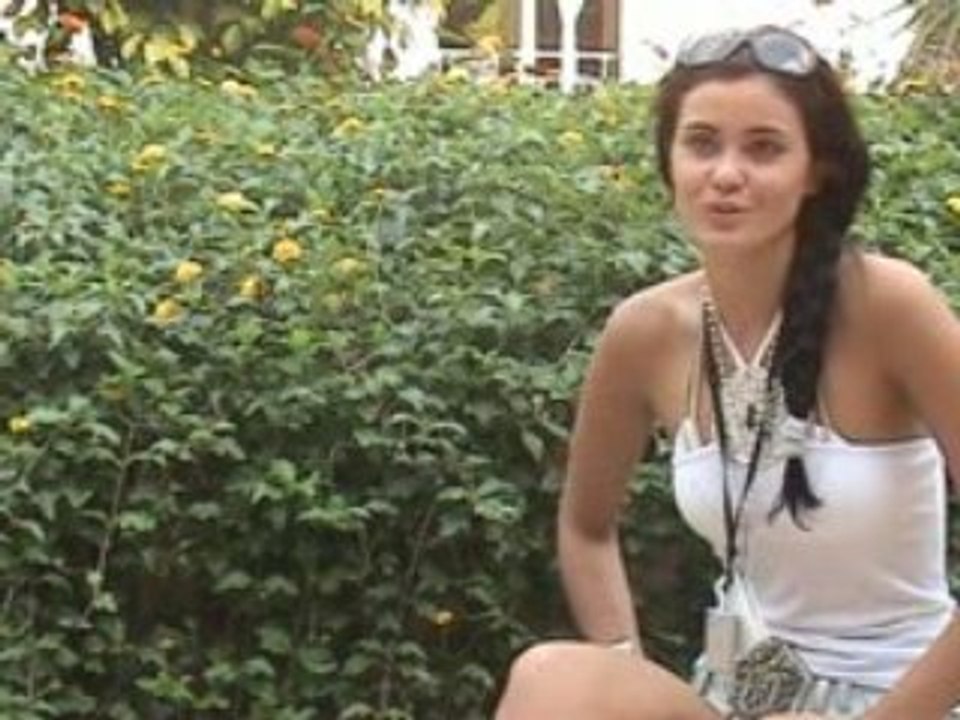 Miss Belgique 2009 : Zeynep avec le gardien de la Turquie