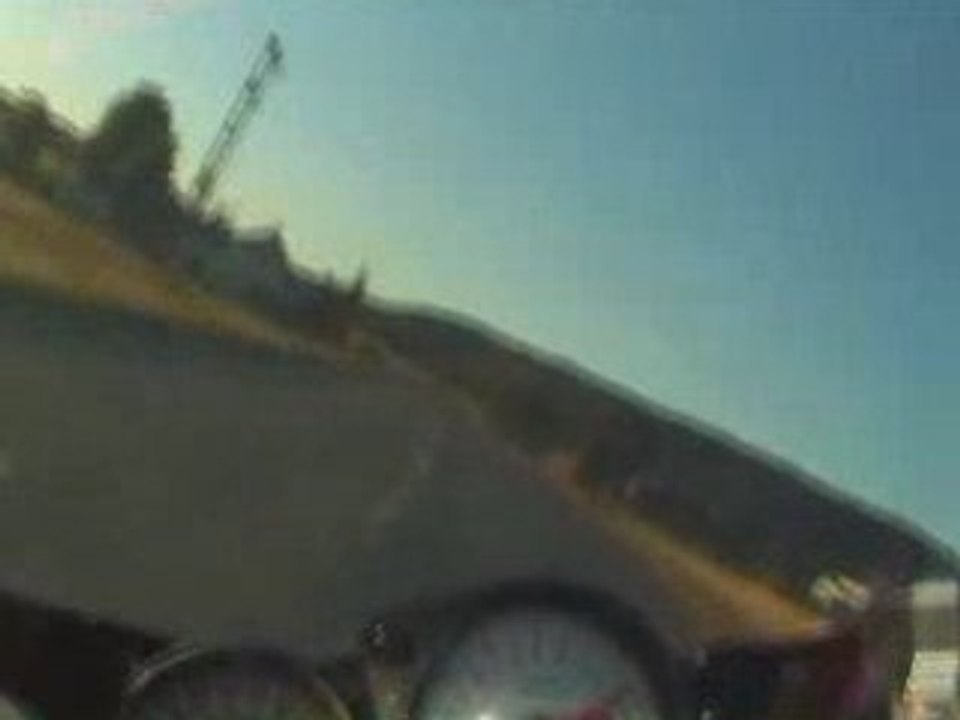 Honda CBR speed sur route.