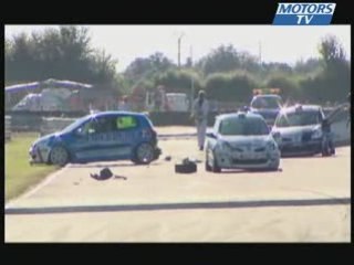 Accident au depart de la Tribu Clio Cup