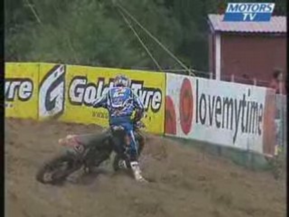 Cairoli fait tomber Tony Searle en moto cross mx2