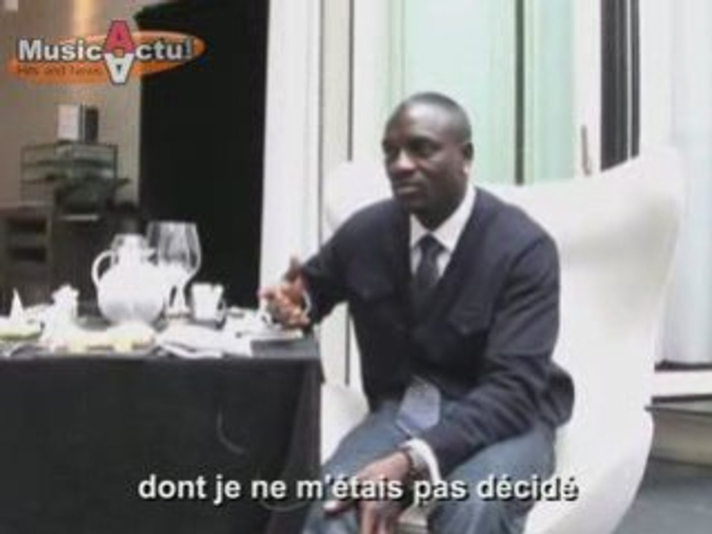 ⁣Akon en interview vidéo
