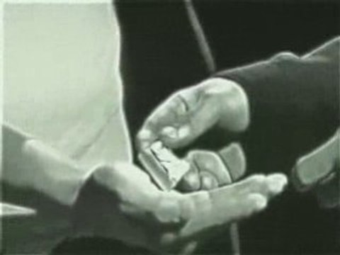 Bruce Lee allume des allumettes avec son Nunchaku