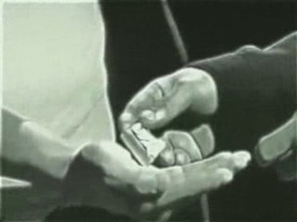 Bruce Lee allume des allumettes avec son Nunchaku