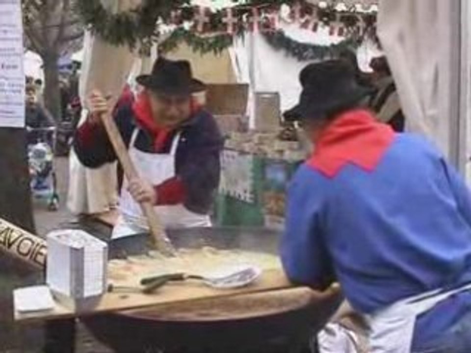 Petite-journaliste-sur-marche-de-Noël