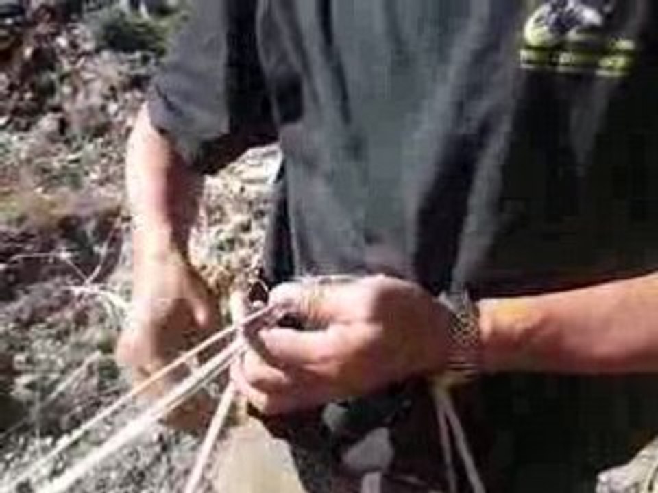 Amar fabrique une corde MVI_5357
