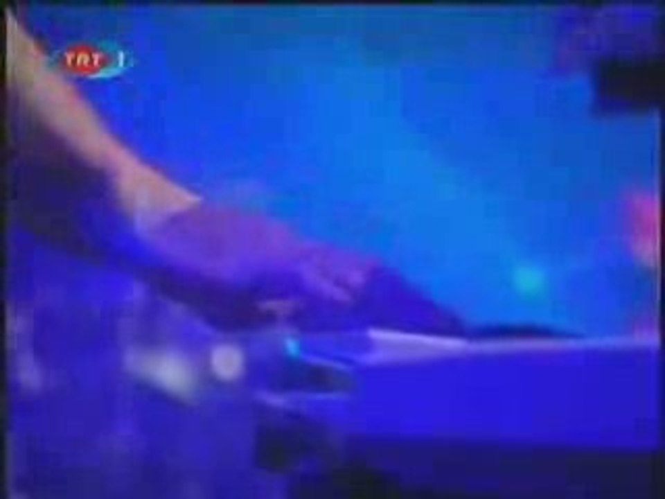 Özlem Tekin - Sebepsiz Savaş (TRT canlı performans)