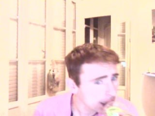 Wiwi égratigne "Regarde les riches"