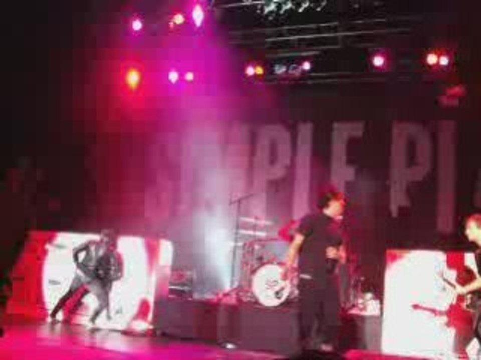 Pierre lance ma peluche concert Lille