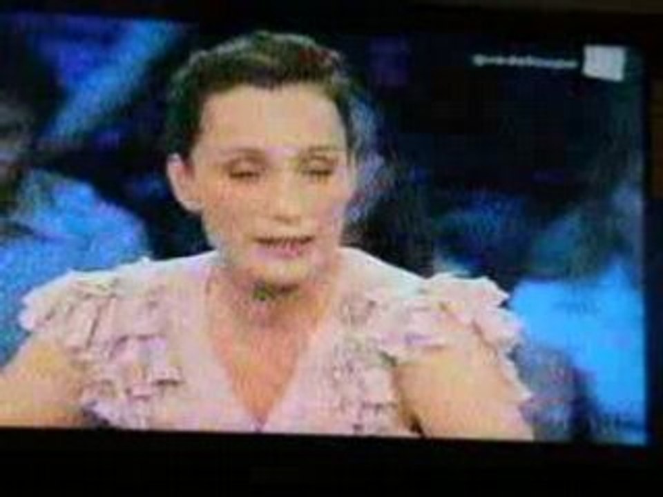 Une comedienne obligé de fumer pour un film