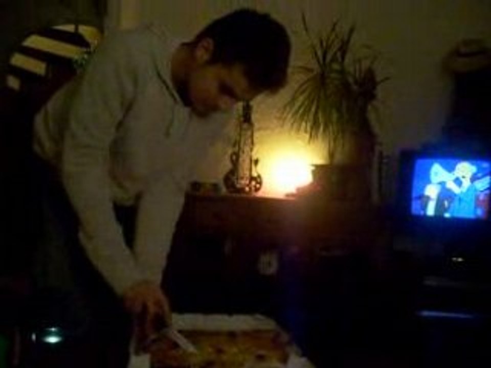 Cédric qui coupe la pizza haha