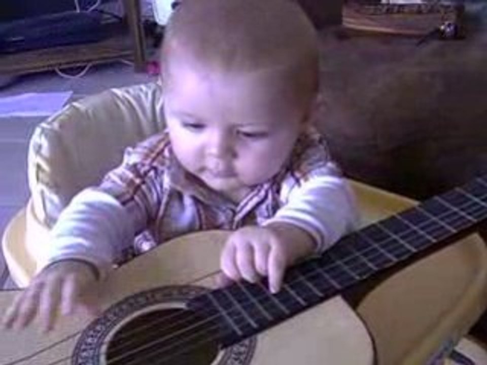 LEO FAIT DE LA GUITARE