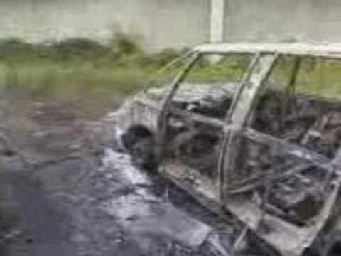 Voiture brulé au fossés jean