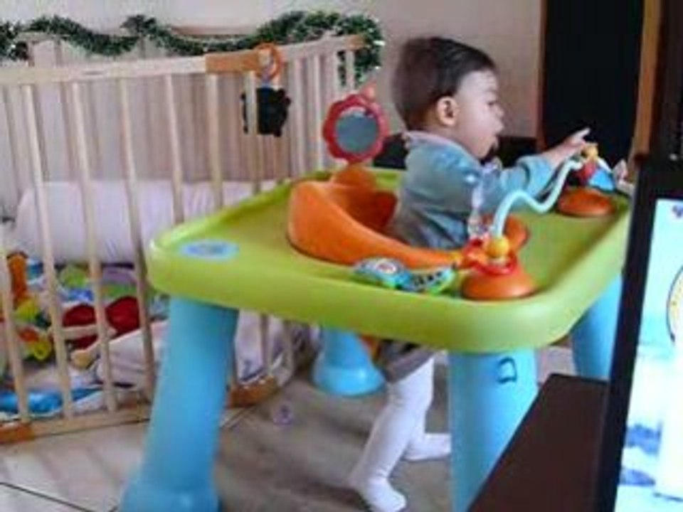 Roxane et sa table! 6 mois 1/2