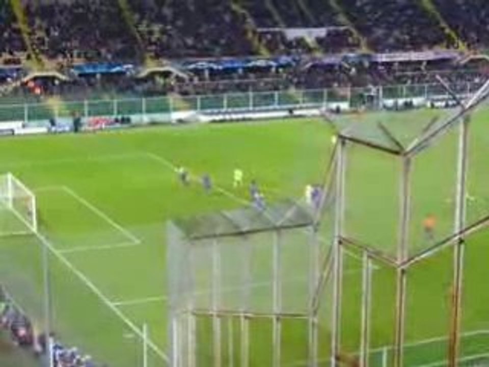 Coup franc sur la barre de Juninho à la fiorentina