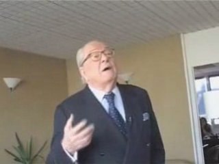 Le Pen fait visiter les nouveaux locaux du Front National