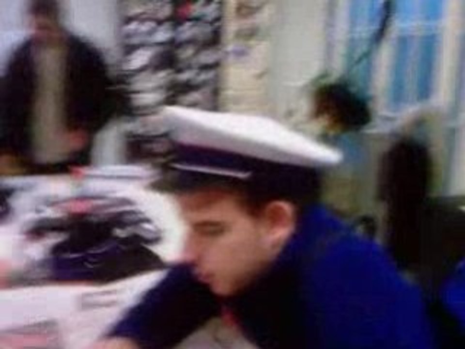 Coluche et son déhanché de tete