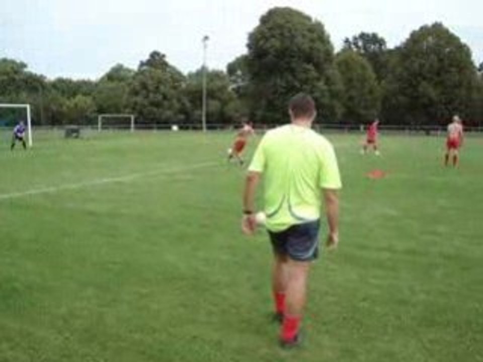 Patrick teste sa frappe de balle