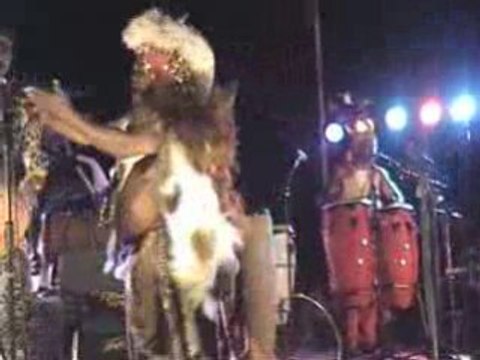 Percussion avec Dobles et son groupe bilombé