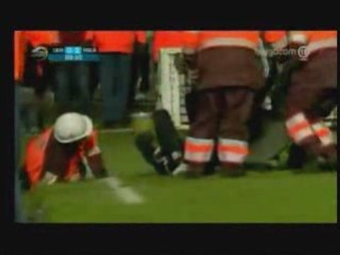 Cade dalla barella, cronisti si sbellicano dalle risate