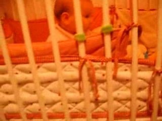 Jeanne se tient debout dans son dodo