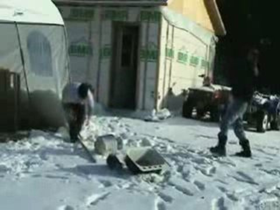 Régis fait une farçe a son pote