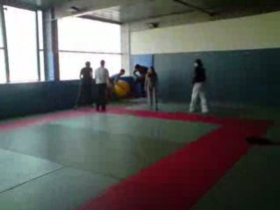 Cours de danse se transforme en foot en salle 2sur2