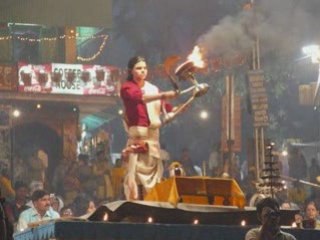 Cérémonie de la PUJA sur les ghats
