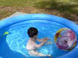 Victor joue dans la piscine à Toulouse