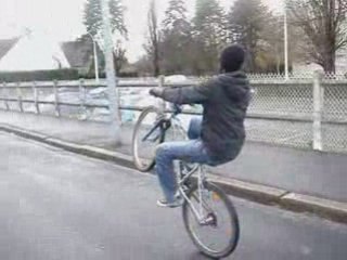 un mec d diablot sur un velo