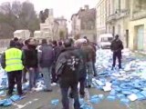 Grève LINPAC.Jeté de barquettes à la sous-préfecture d'Arles