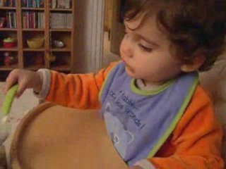 Jeanne mange toute seule