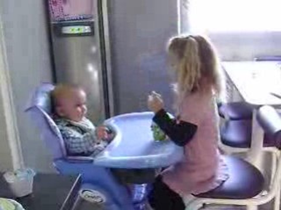 Louna joue à la petite maman