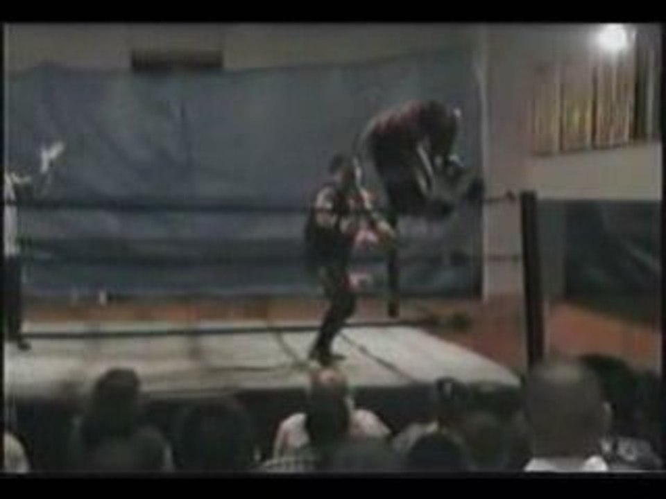 Dysfunction Vs Bobby Valentino (10-5-07)