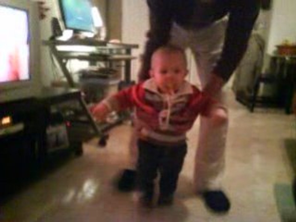 papa fait marcher Mathis