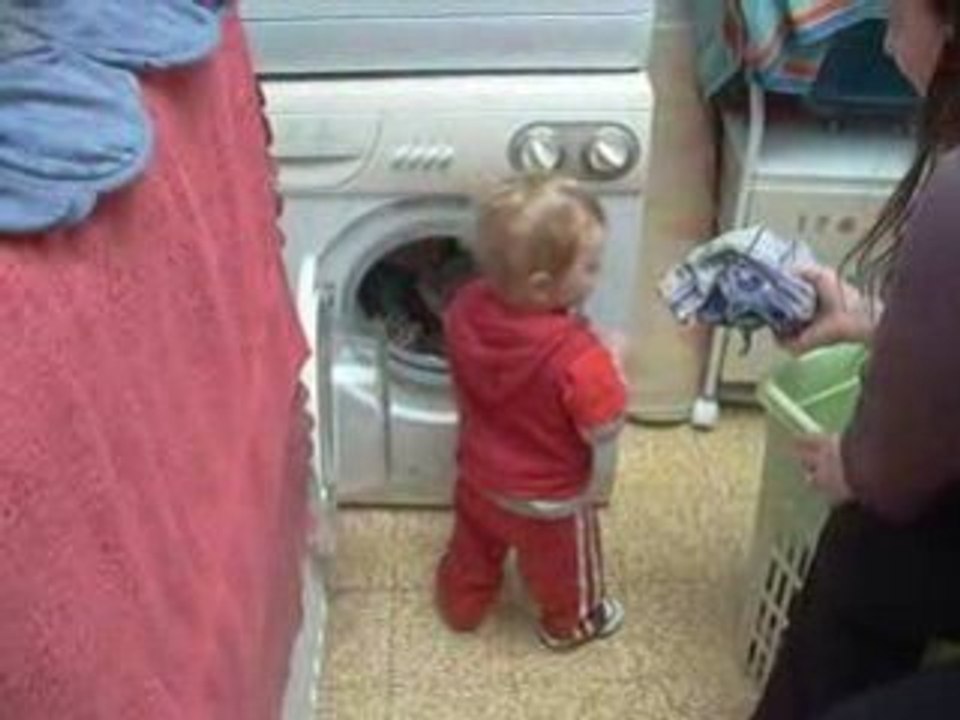 Kaylian fait la lessive