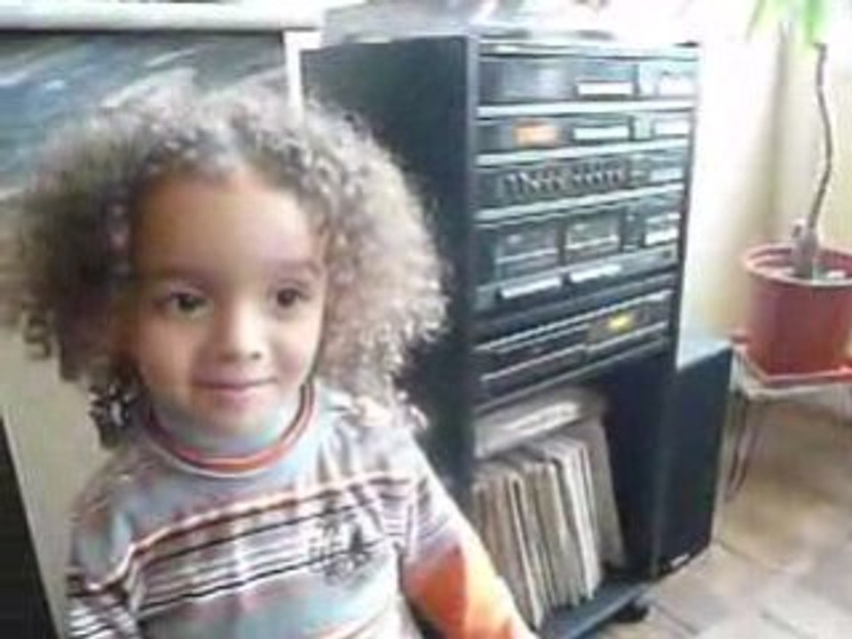 PETIT PAPA NOEL chanté par DARREN