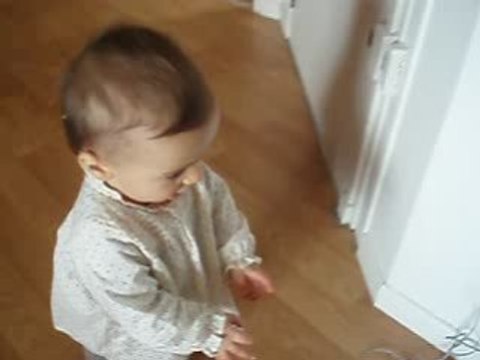 célestine fait ses premiers pas