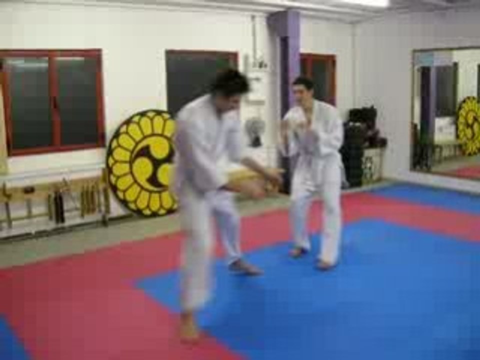 Défense contre étranglement à 2 mains