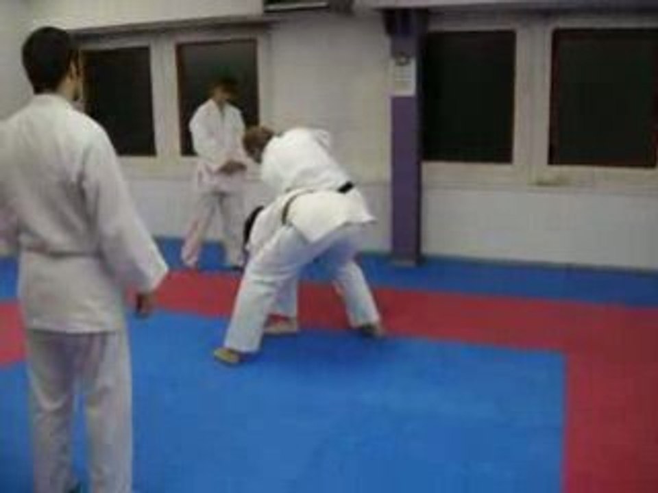 Défense contre saisie à la gorge à 1 main