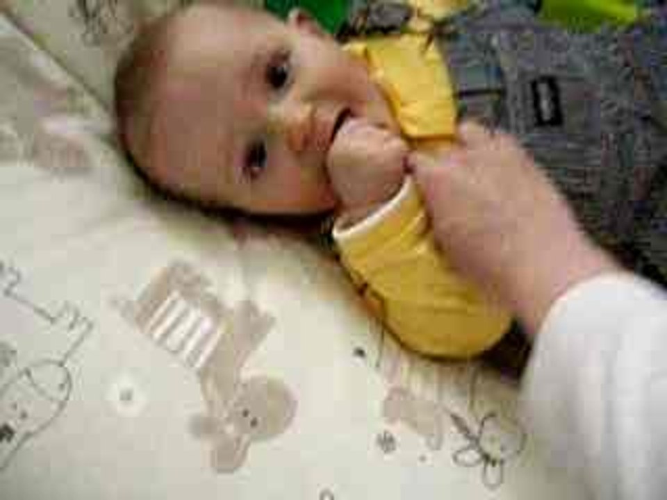 maman me chatouille...