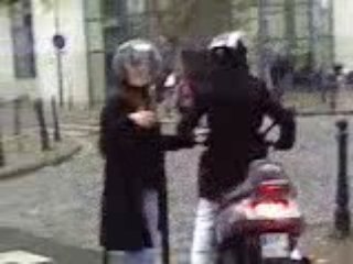 Moi ki essay de monter sur le scooter dadel