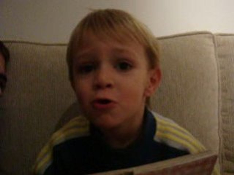 Nolan lit un livre à son papa