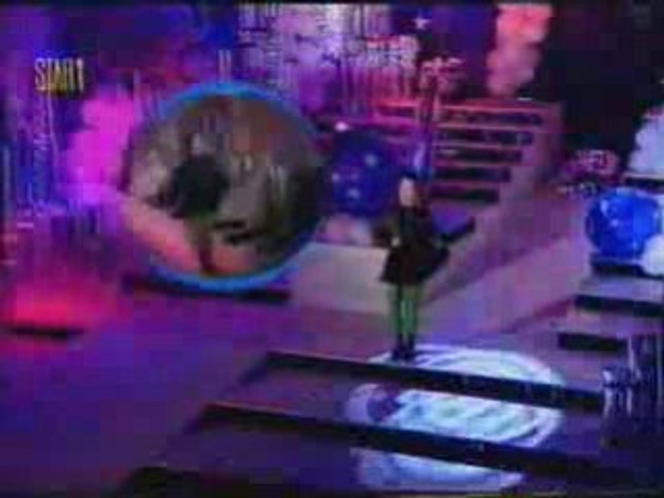 AŞKIN NUR YENGİ ZEHİR GİBİSİN