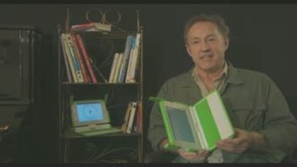 Gérard Klein présente le XO du projet OLPC