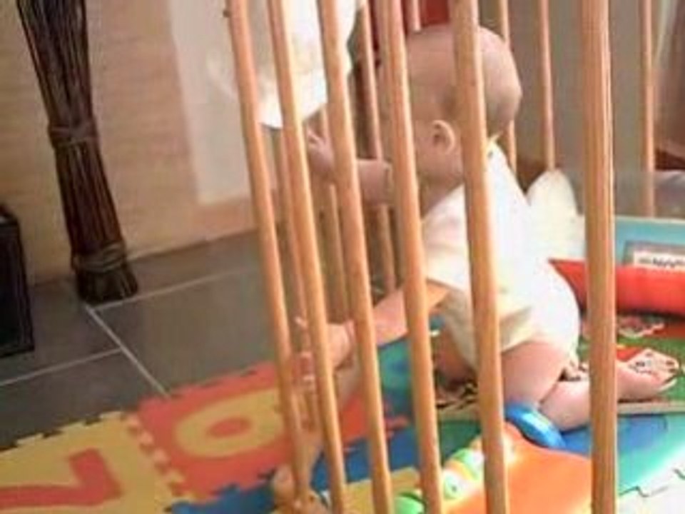 Bébé joue