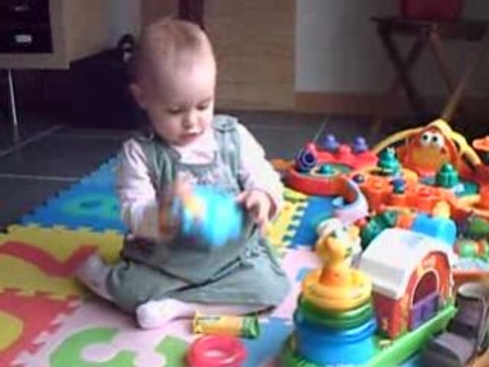 bébé joue 2