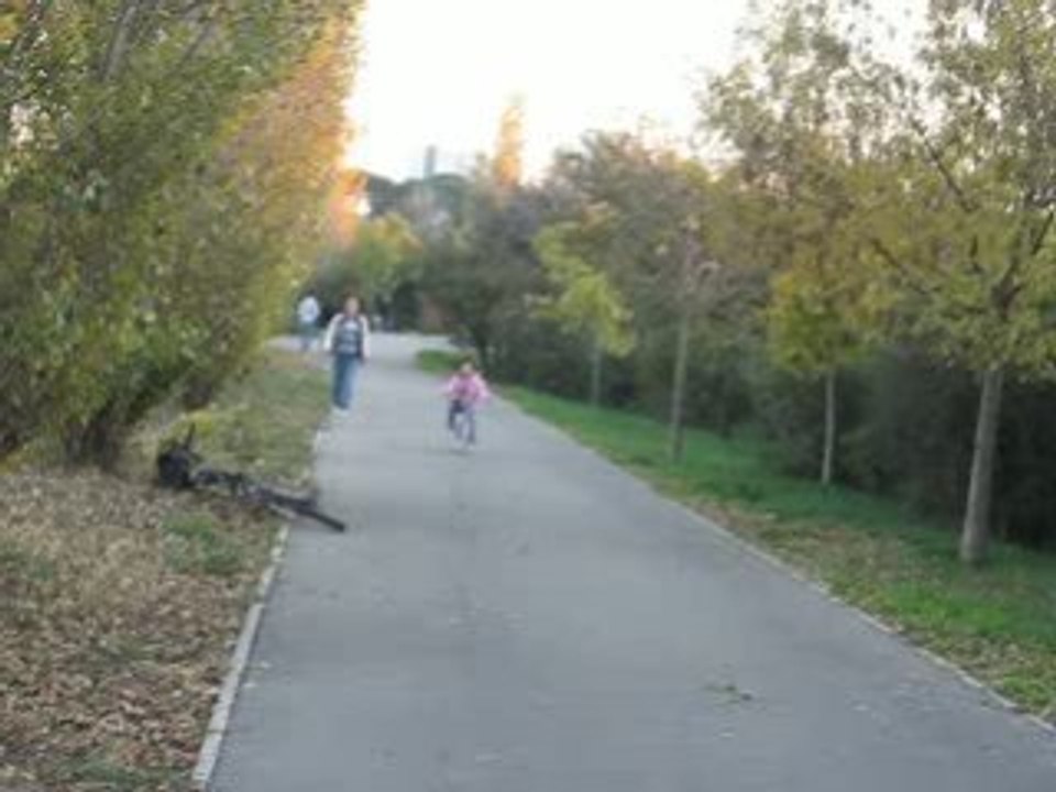 maelys fait du velo sans roulettes