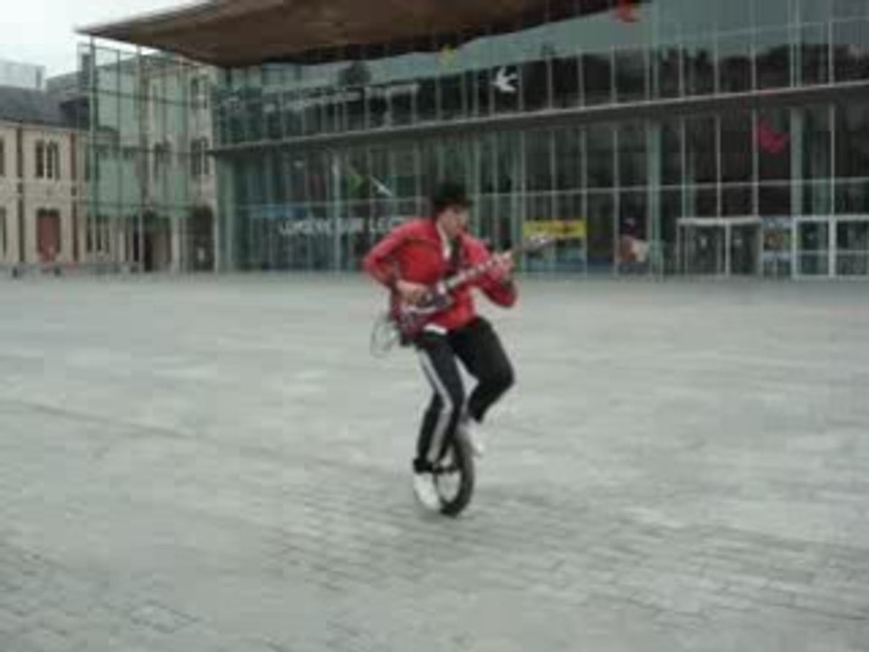 Guitare en Monocycle avec Basile